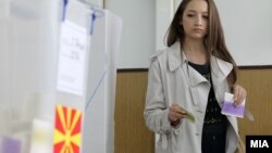 Архивска фотографија - Гласање на избори.