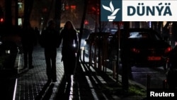 Russiýanyň Ukrainanyň energiýa infrastrukturasyna urýan dowamly zarbalary sebäpli, Kiýew we beýleki şäherlerde tok üpjünçiligi kesilýär.