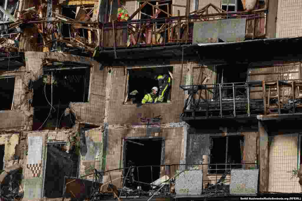 Пошкоджена внаслідок російської атаки 9-поверхівка в Деснянському районі Києва, 14 листопада 2025 року