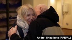 Алесь Бяляцкі сустрэўся з жонкай пасьля вызваленьня, Вільня, 14 сьнежня 2025