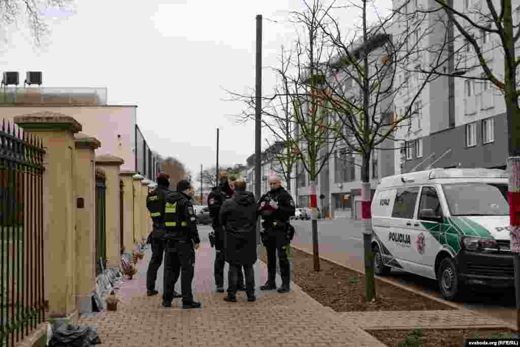 Літоўская паліцыя каля амбасады Беларусі.