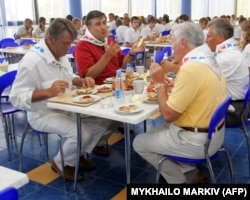 На фотографії, зробленій у серпні 2005 року, зображені (зліва направо) президент України Віктор Ющенко, президент Грузії Михайло Саакашвілі, президент Литви Валдіс Адамкус і президент Польщі Александр Кваснєвський за спільним обідом в «Артеку»