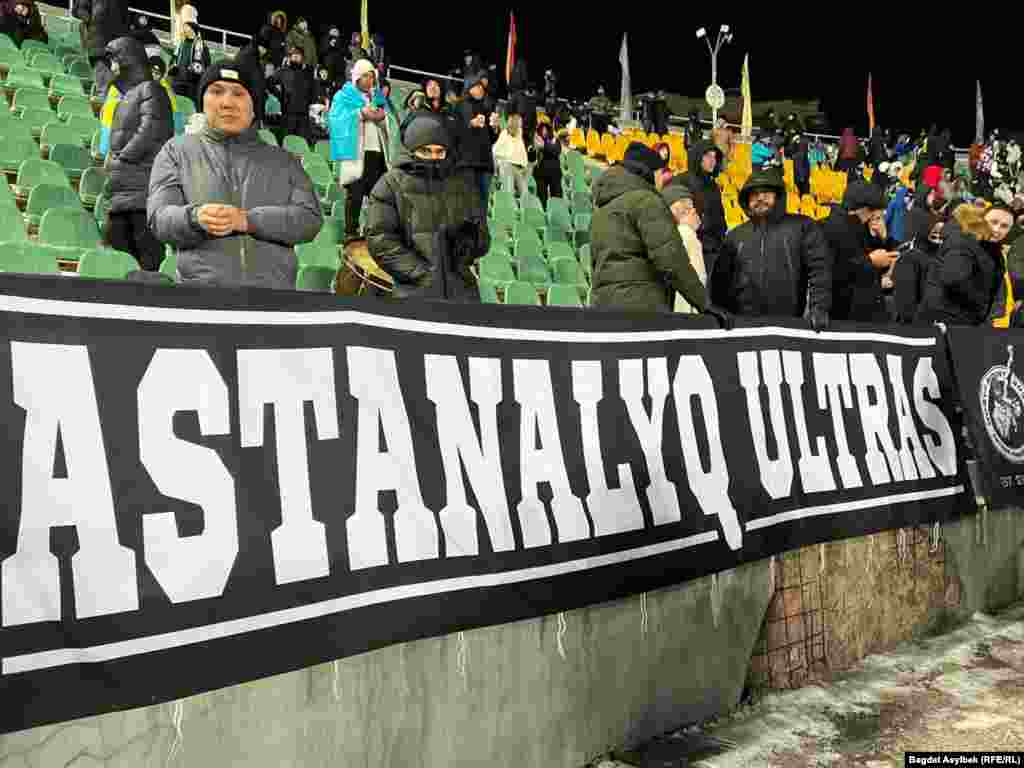 Среди обилия атрибутики синего цвета изредка мелькали&nbsp;бирюзово-желтые&nbsp;флаги болельщиков &ldquo;Астаны&rdquo;. Они были в меньшинстве, но по энергии и азарту не уступали фанатам "Челси".&nbsp; "Я столичный парень, родился там и, соответственно, болею за ФК &ldquo;Астана&rdquo;. &ldquo;Челси&rdquo; - мировой клуб с высококлассными игроками. У них футбол в крови, но&nbsp; не унываем, болеем за наших. "Алға, Қазақстан!" (каз. "Вперед, Казахстан!"),&nbsp;&mdash; сказал Асылжан, приехавший на матч из Астаны