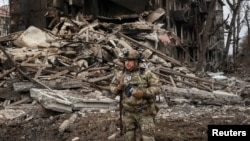 Український військовий під час евакуації цивільних із Добропілля на Донеччині, грудень 2025 року