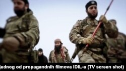 Scena iz propagandnog filma IDIL-a u kojoj se pojavljuju militanti sa Balkana