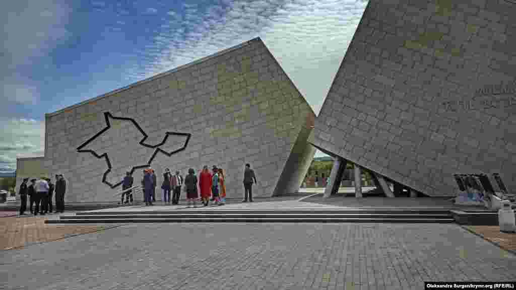 Основний об'єкт комплексу &ndash; будівля, що символізує розлом. В одній її частині, за задумом проєкту, буде розташований музей, а в другій &ndash; адміністративна частина комплексу