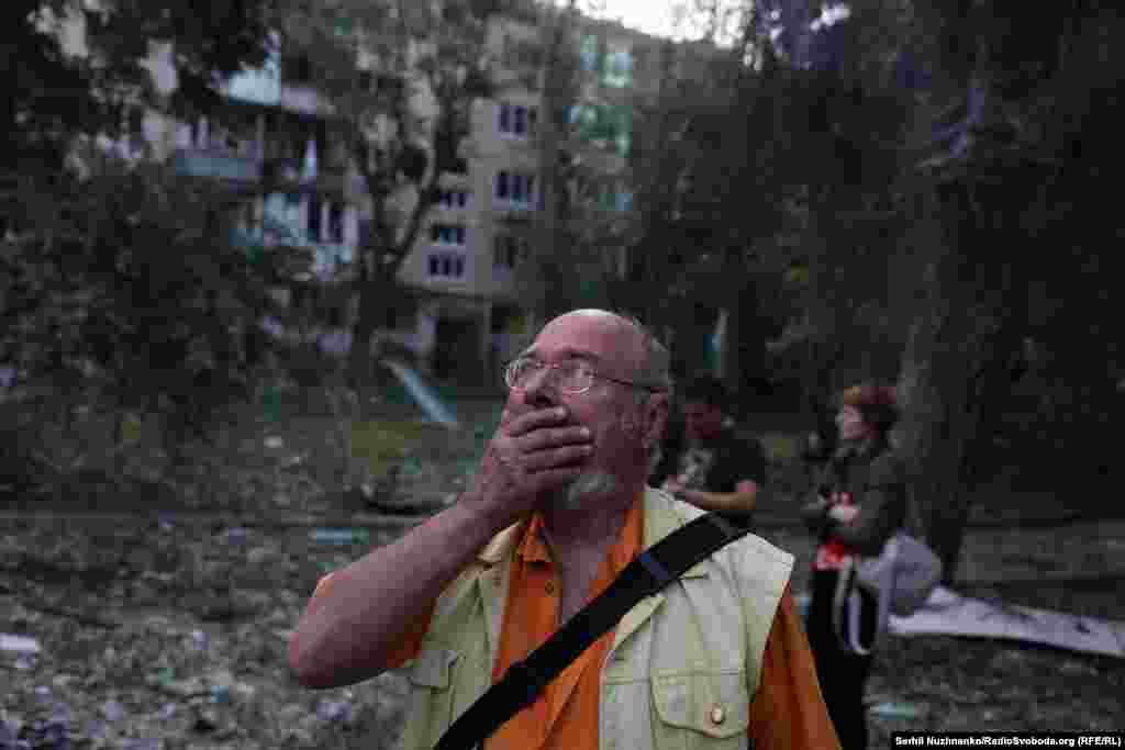 Эмоции мужчины после того, как увидел разрушенную многоэтажку