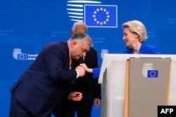 Виктор Орбан наклоняется, чтобы поцеловать руку председателю Еврокомиссии Урсуле фон дер Ляйен. Однако свою оппозицию к евроинтеграции Украины, несмотря на позицию Брюсселя, пока не снимает