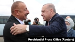 Ադրբեջանի նախագահ Իլհամ Ալիևը ողջունում է «ազատագրված տարածքներ» այցելող Թուրքիայի նախագահ Ռեջեփ Էրդողանին, հունիս, 2021թ․