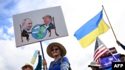 Демонстранты во время митинга в поддержку Украины вдоль шоссе Сьюард в Анкоридже, Аляска, 14 августа 2025 года, накануне запланированной встречи президентов США и России