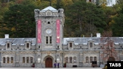 Вид на стару будівлю основного комплексу винзаводу «Масандра». Ялта, Крим, архівне фото