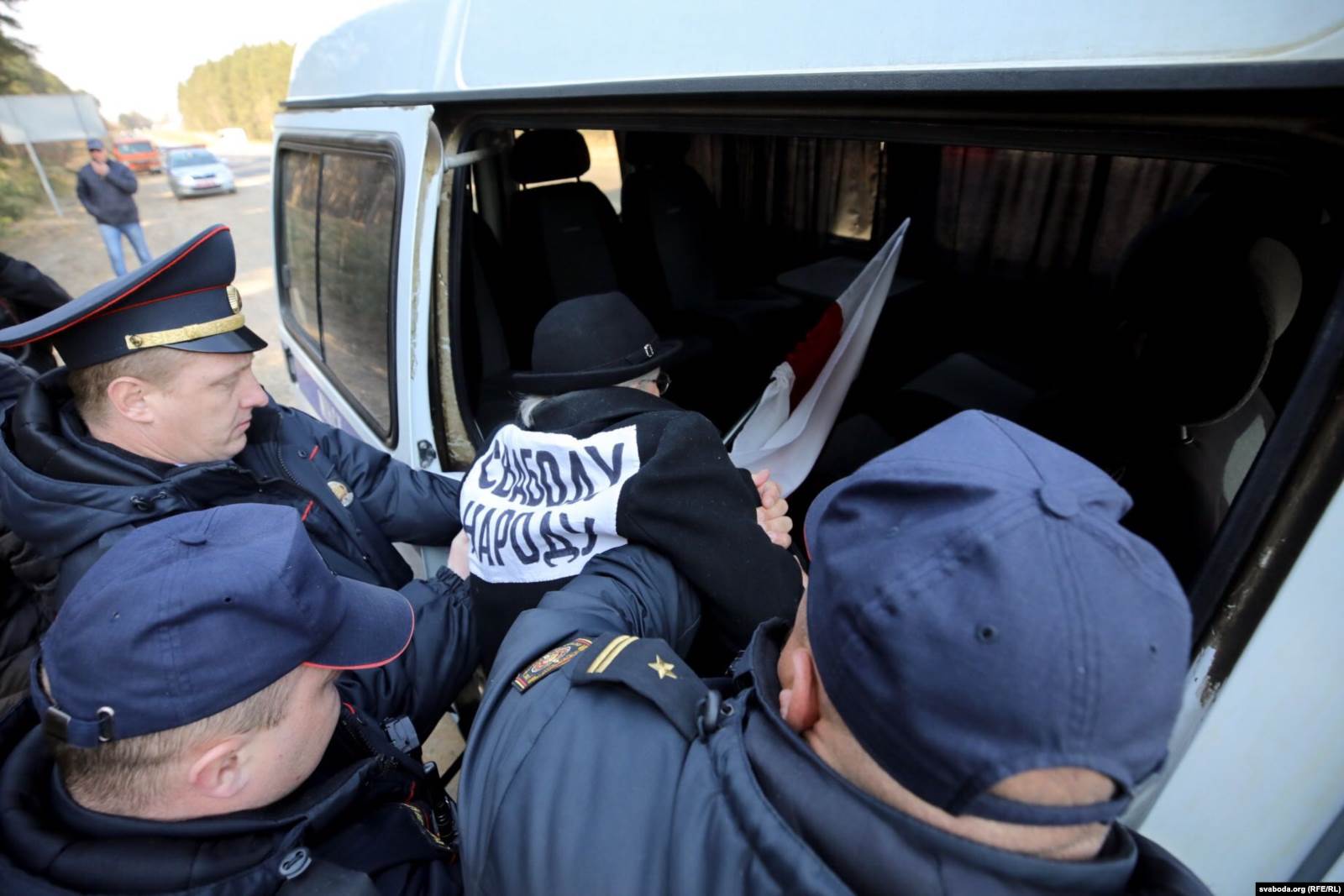 Задержание Нины Багинской в Куропатах 5 апреля 2019 года. Фото: svaboda.org (RFE/RL)