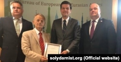 Мустафа Джемілєв отримав від помічника держсекретаря США тільки оголошену Декларацію політики США щодо Криму. Київ, 26 липня 2018 року