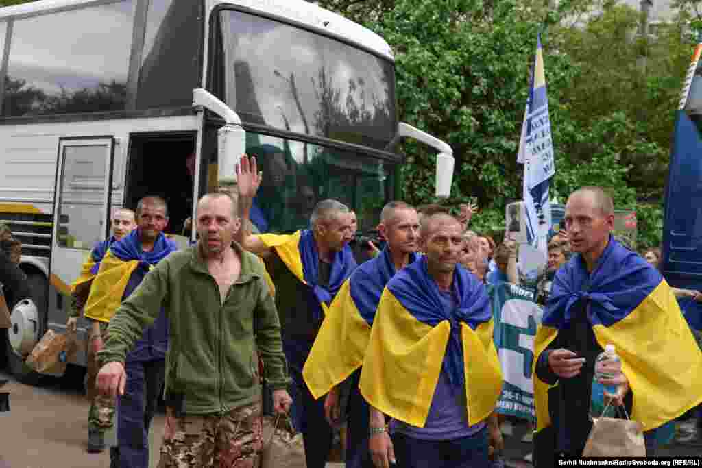 307 українців повернулися додому з полону під час другого етапу обміну у форматі «1000 на 1000»