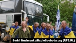 Сльози щастя і розпачу: другий день великого обміну (фоторепортаж)