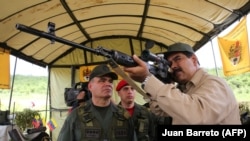Николас Мадуро на военных учениях с российской снайперской винтовкой СВД. Январь 2019 года