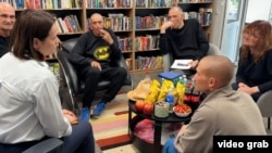 Білоруська опозиційна лідерка Світлана Тихановська зустрічається зі звільненими в’язнями, серед яких колишній журналіст Радіо Свобода Ігор Карней