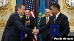 Президент Касым-Жомарт Токаев и министр торговли США Говард Лютник приветствуют подписание соглашения о поставке локомотивов. 22 сентября 2025 года