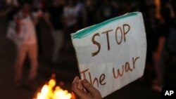 Planul continuării războiului din Gaza este criticat și de activiștii israelieni, care au demonstrat din nou la Tel Aviv, joi seară.