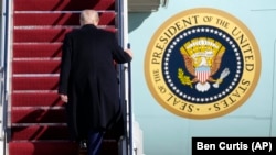 Президент США Дональд Трамп сідає на борт літака, 14 лютого 2025 року