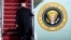 Президент США Дональд Трамп сідає на борт літака, 14 лютого 2025 року