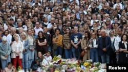 16-njy dekabrda Awstraliýanyň Sidneý şäherinde terrorçylykly hüjümiň pidalarynyň hatyrasyna geçirilen ýatlama çäresi.