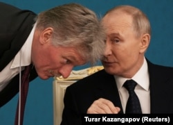 Президент Росії Володимир Путін зі своїм речником Дмитром Пєсковим (ілюстраційне фото)