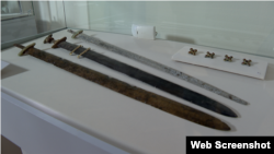 Среди артефактов – меч гуннов, декорированный золотом и альмандинами