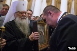 Зліва направо: Іоанникій (Кобзєв), митрополит Луганський і Алчевський Української православної церкви (Московського патріархату), та Ігор Плотницький, ватажок угруповання «ЛНР», що визнане в Україні терористичним. Окупований Луганськ, 4 листопада 2014 року