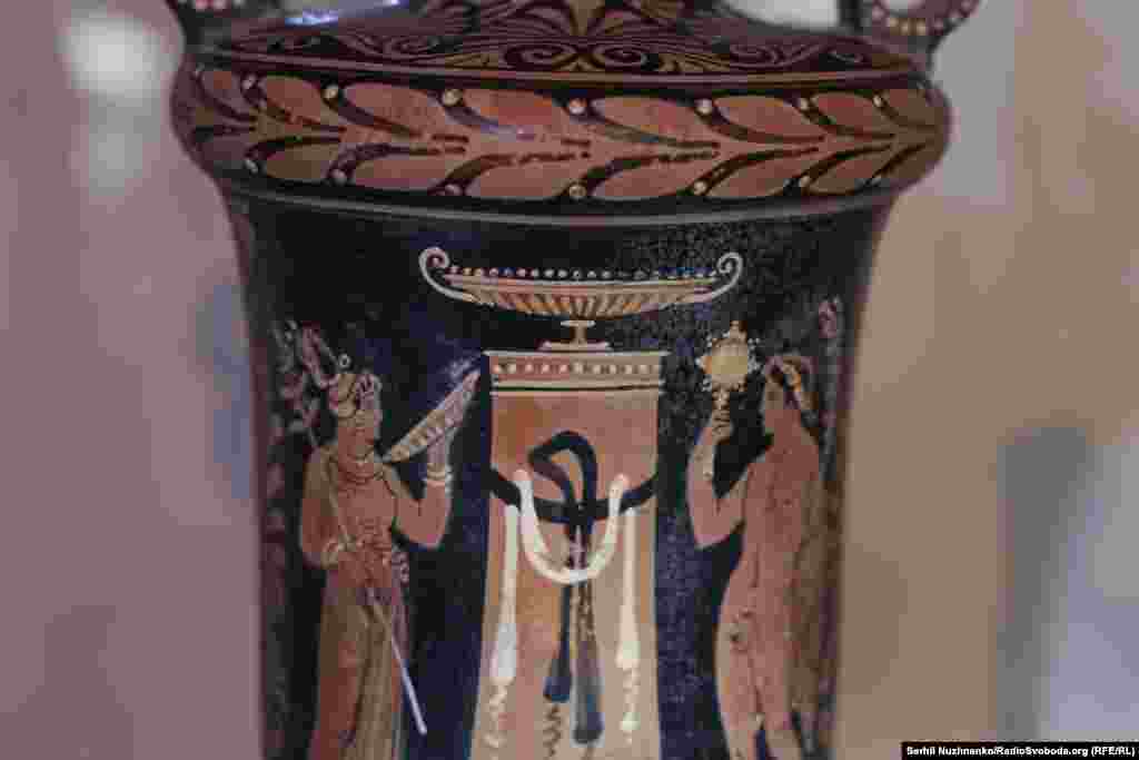 Узор на одной из ваз. Переданная коллекция имеет большую историческую ценность, исключительно культурное, научное и художественное значение. Большинство предметов уникальны и не имеют аналогов в музейном фонде Украины. Поэтому их возвращение является исключительным шагом в сохранении национального культурного наследия