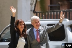 Избранный президент Чили Хосе Антонио Каст и его супруга Мария Пиа Адриасола перед встречей с председателями и генеральными секретарями политических партий в Сантьяго, 15 декабря 2025 года, на следующий день после второго тура президентских выборов