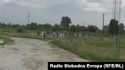 Новите гробишта во близина на Тетово.
