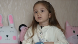 П'ятирічна Злата емоційно читає вірші про війну, обстріли, втрату дому та службу дідуся у ЗСУ