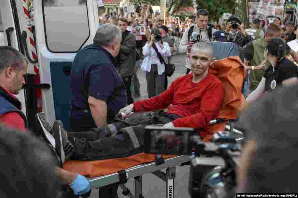 Український військовий, який повернувся з російського полону.В ГУР Міноборони повідомили, що «усі звільнені мають важкі поранення та хвороби: ампутації, осколкові травми, проблеми із зором, інфекції та хронічні захворювання, у деяких діагностовано гепатит і туберкульоз»