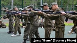 Дети во время летней военно-патриотической смены "Время юных героев" в детском лагере "Чайка", Татарстан, 2025 год. 