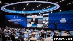 Михайло Развожаєв виступає на селекторній нараді уряду Росії. Скриншот сайту sev.gov.ru