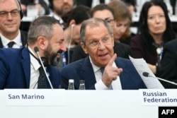 Министр иностранных дел России Сергей Лавров в сопровождении государственного секретаря иностранных дел Сан-Марино Луки Беккари во время заседания 31-го министерского саммита ОБСЕ в Та-Кали, Мальта, 5 декабря 2024 года