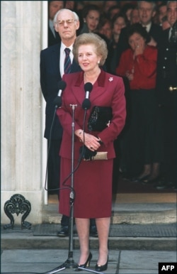 Маргарет Тетчер поруч з чоловіком Денісом під час спілкування з пресою. 1990 рік