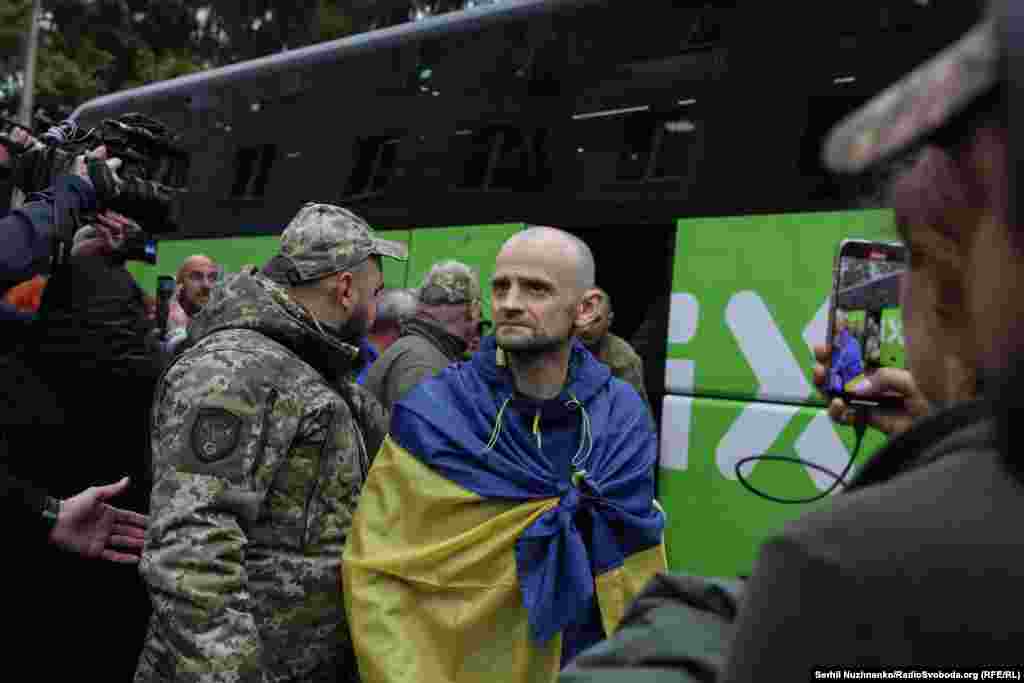 На волі.Український військовий, звільнений з російського полону.2 жовтня з полону РФ повернули 205 громадян. Серед них – 185 військовослужбовців і 20 цивільних