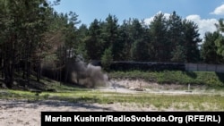 Момент вибуху під час демонстрації, як спрацьовує один із видів озброєння, яке було вилучене під час слідства, а саме протипіхотна міна МОНК-50