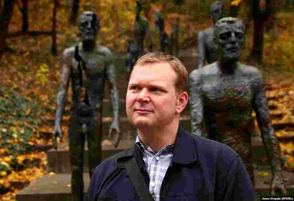 В 2009 году после нескольких поездок с рюкзаками по России Степан Черноушек вместе с группой своих друзей-чехов совершил то, что он сам называет "паломничеством" в сибирскую Арктику, и нашел остатки тогда малоизвестного, забытого сталинского проекта строительства Трансполярной железнодорожной магистрали &ndash; "Дороги смерти", как называли ее.&nbsp;&nbsp;&nbsp;