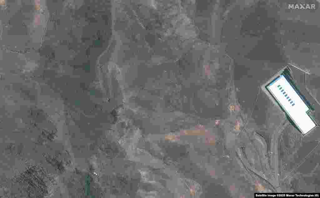Zarbalardan soň düşürilen şekillerde Fordow toplumynyň gerşinde oýuklary we kül depelerini görmek bolýar.