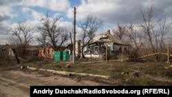 Типова українська хата у центрі села