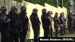 Забор вокруг стройки храма в сквере и оцепление Росгвардии