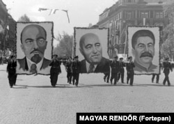 Portretul liderului comunist leader Mátyás Rákosi (centru), alături de portretele lui Lenin și Stalin la o paradă în 1950.