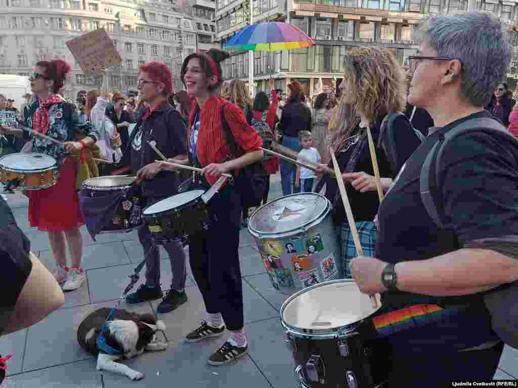 Organizatorke su pozvale da se obuku crveni detalji odeće, boje koja "simbolizuje krv, radništvo, antifašizam i borbu za ravnopravnost."
