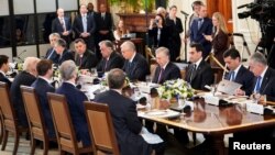 Лидеры государств Центральной Азии на саммите «Центральная Азия — США» сидят напротив президента Соединенных Штатов Дональда Трампа и членов его администрации. Вашингтон, 6 ноября 2025 года 