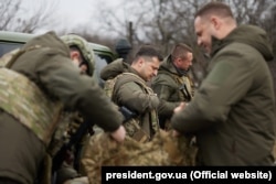 Президент України Володимир Зеленський (у центрі) і глава Офісу президента Андрій Єрмак (праворуч) перебувають у зоні бойових дій на Донбасі