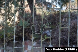 Сохранившийся фрагмент ворот бывшей советской воинской части