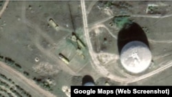 Імовірно, антена РЛС 55Ж6У «Небо-У» на позиції на хребті Тепе-Оба. Скриншот супутникової карти Google